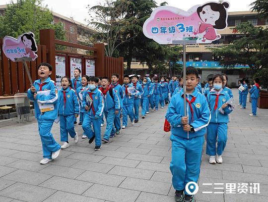 将传统文化教育融入日常,临潼区华清小学学生放学路上背古诗