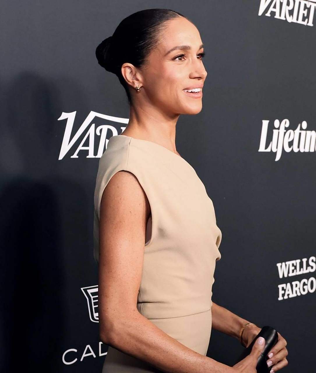 皮肤上斑点太多,已与作家密友保持距离 梅根马克尔独自参加"女性力量"