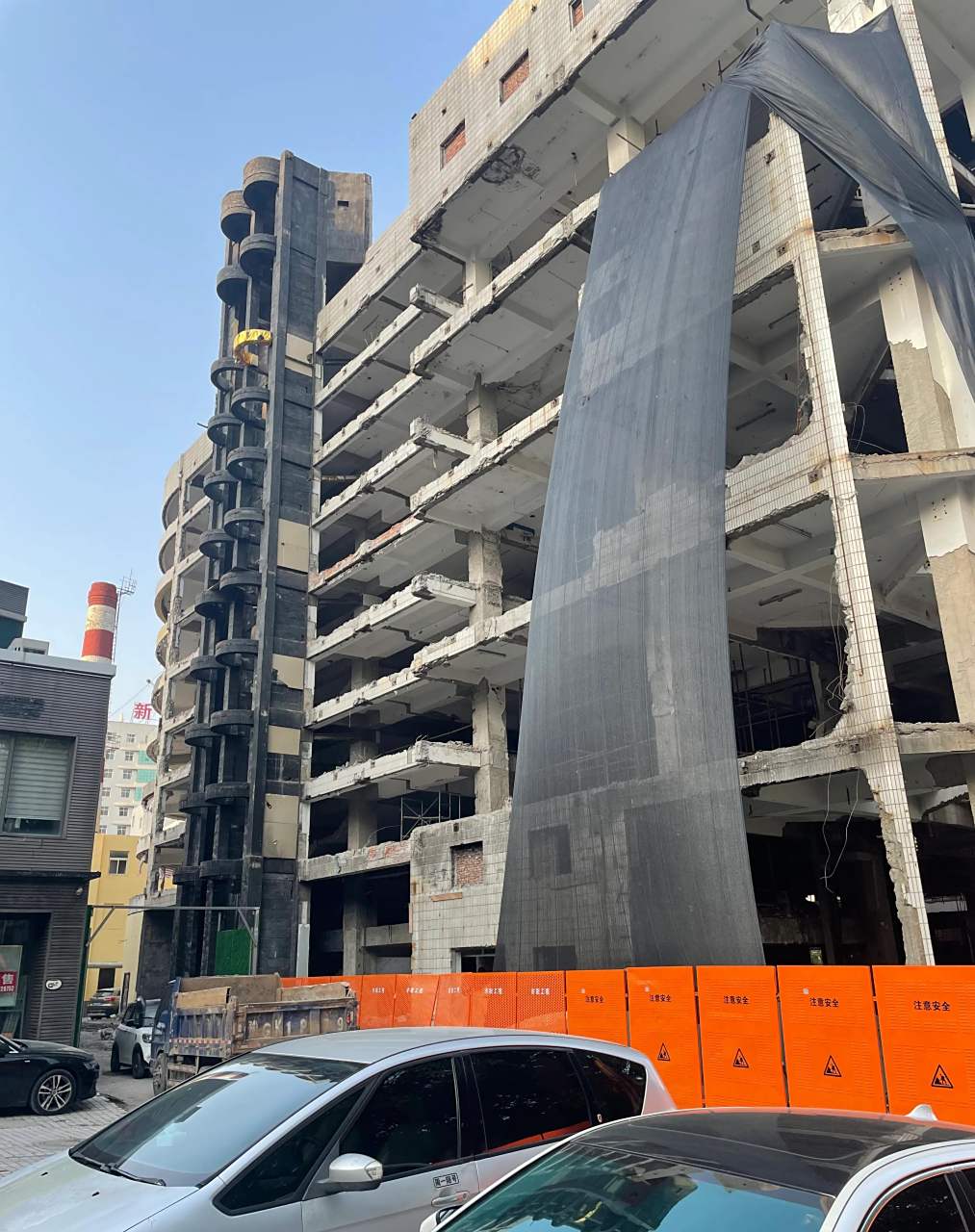 已经建成20多年的新乡市华彬大厦,经过多次改造,多次移主,多次关门