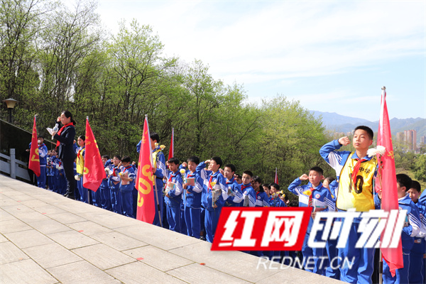慈利县一鸣中学:清明祭英烈 追昔思奋进