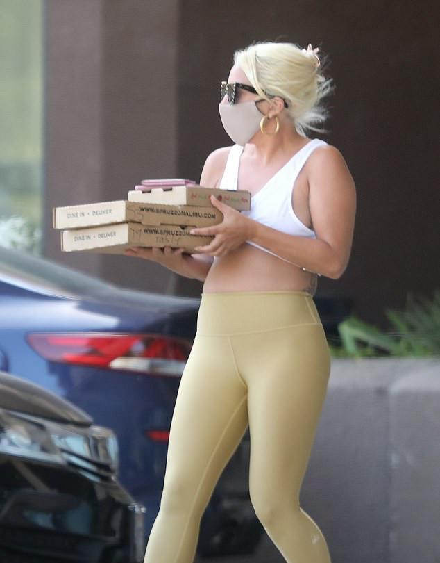 疏于身材管理的lady gaga肥了!和男友出街,小肚子十分抢镜