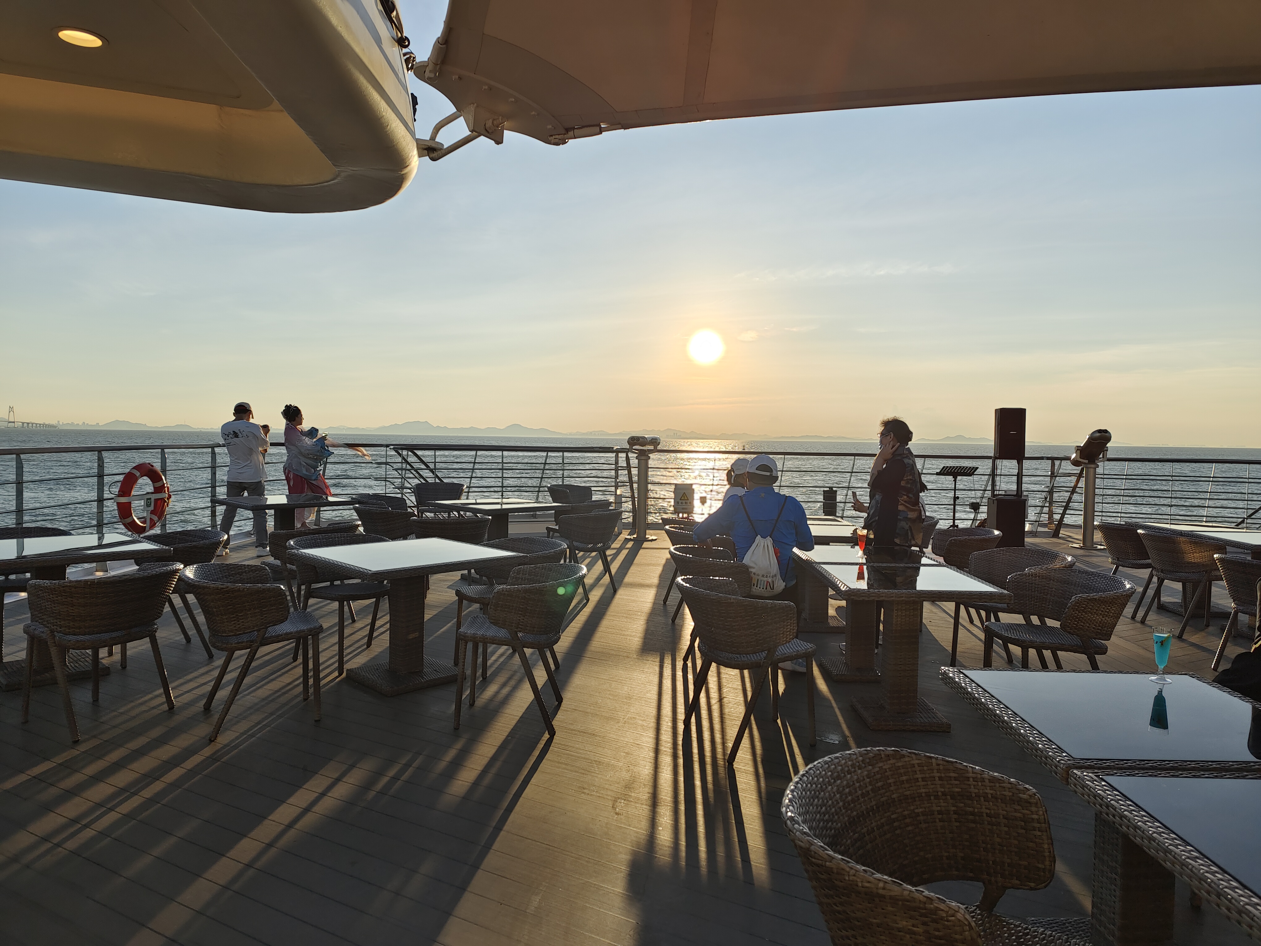 微游轮——深圳网红打卡地:穿越港珠澳大桥,海上餐厅,甲板派对