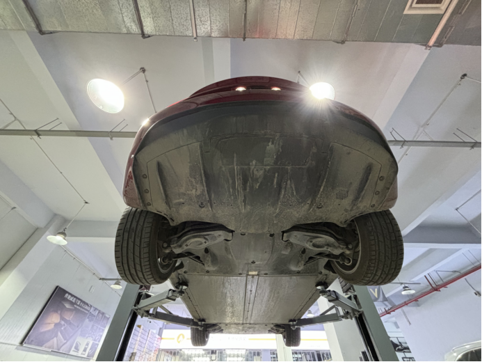 特斯拉新款model 3 底盘实拍详解