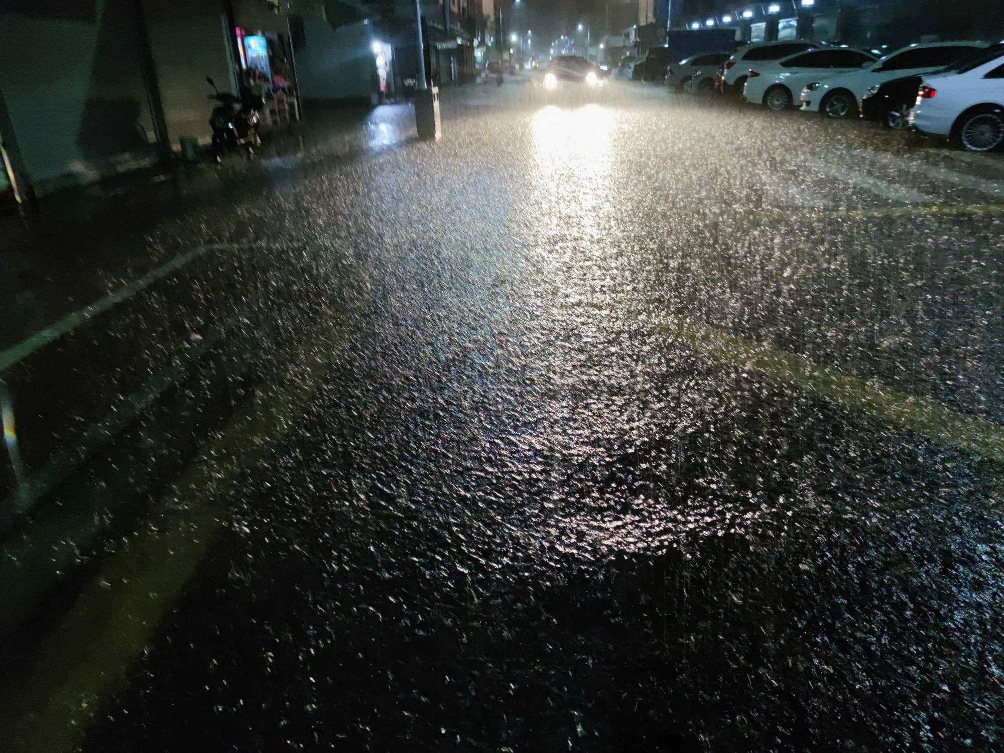 城市白天下雨真实图片图片