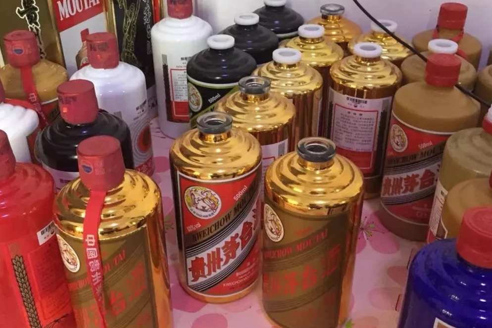 一桌酒瓶子图片大全图片