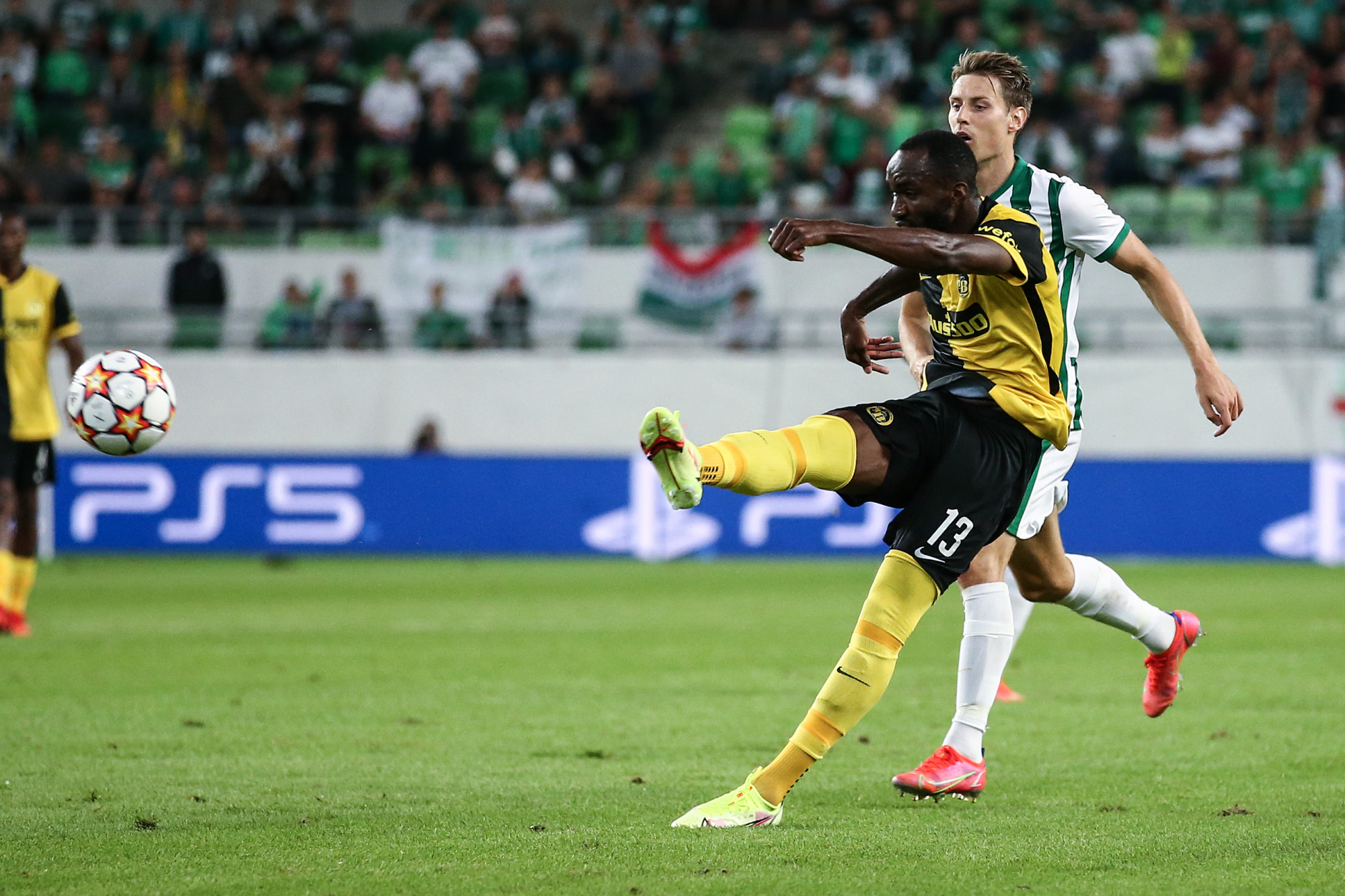 (26)足球——欧冠联赛:伯尔尼年轻人晋级正赛