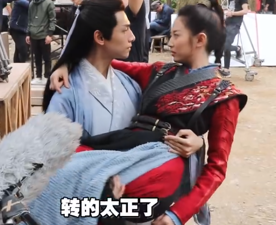 罗云熙公主抱陈钰琪,仔细看他手放的位置,小哥哥真的是太绅士了
