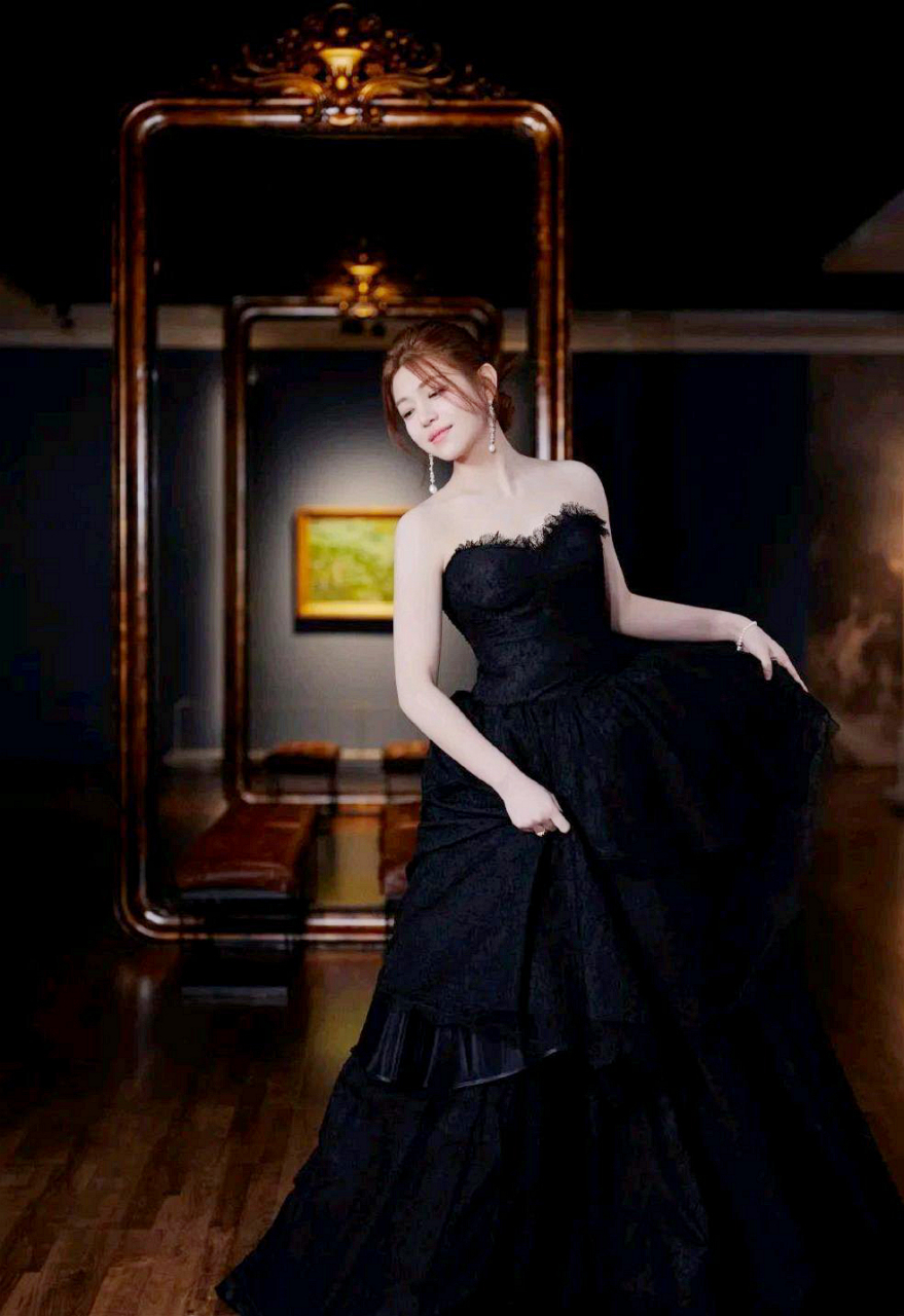 陈妍希出席活动时身穿黑色铅笔裙,秀出迷人的香肩,气质确实很好.