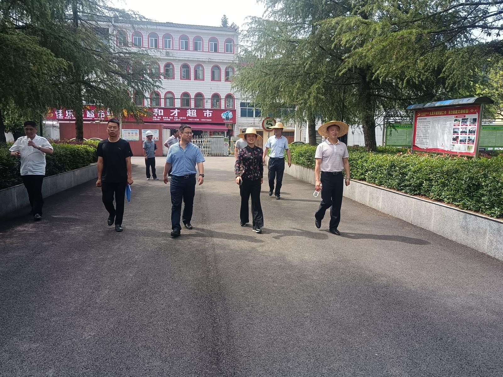 万犁昌检查邓村初中校园安全