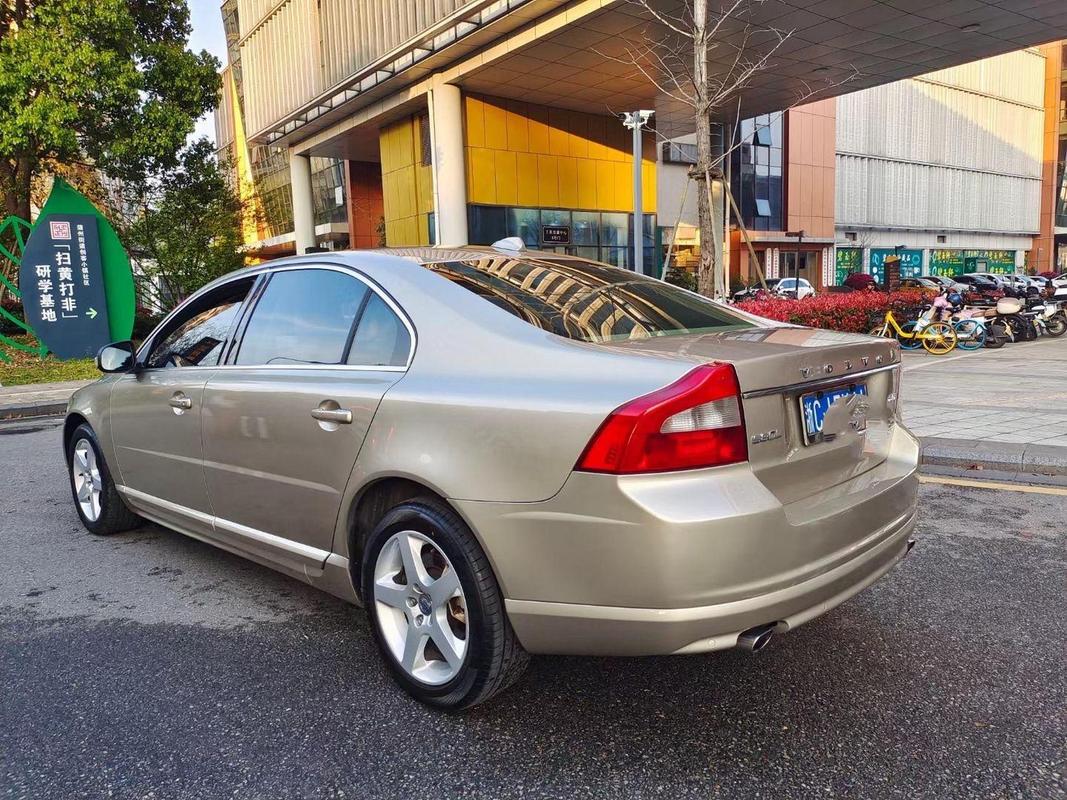 香槟色的车适合年轻人开吗