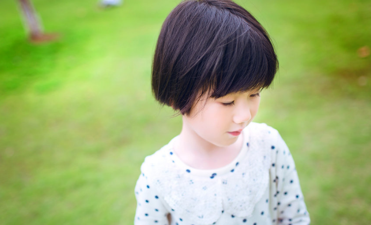 三岁女孩短发发型图片