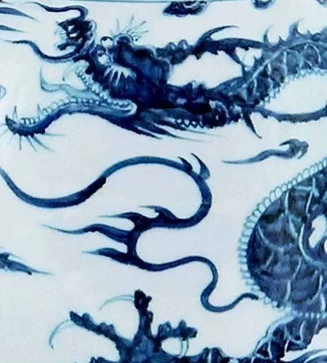 元代龙纹特色很鲜明,龙形蜿蜒细长如蛇,细颈,头比身躯小,头呈扁长形