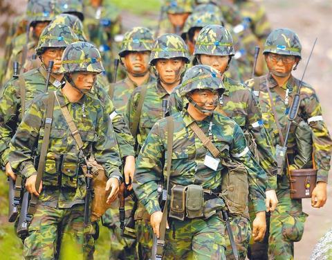 台媒曝台军防疫乱象:保鲜膜当隔板 百人共餐,千人合唱