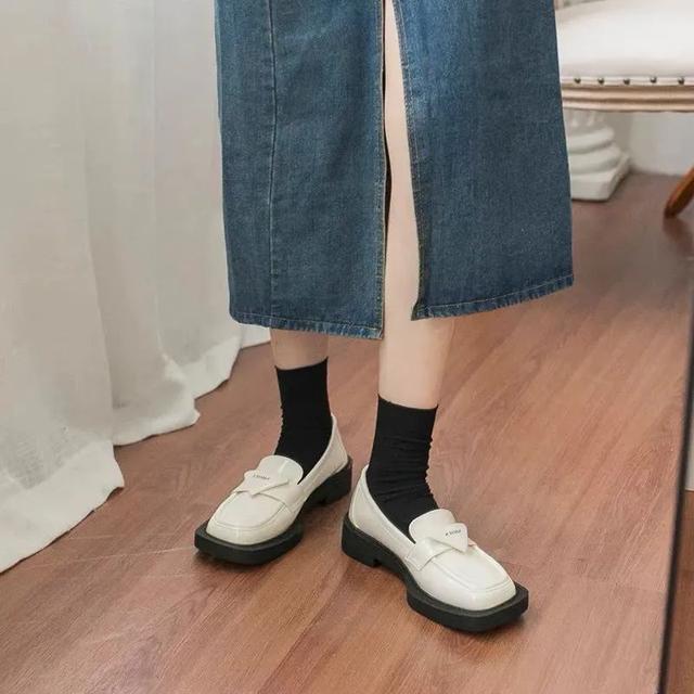 搭配相应色系的乐福鞋就好啦,如果觉得太单调,还可以在袜子上做文章