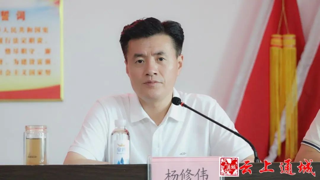 在麦市镇卢塅村,盘石村,李塅村等村委会,杨修伟认真查看各村防返贫