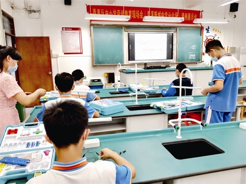 番禺洛溪新城中学:设计防疫机器人查验健康码测体温