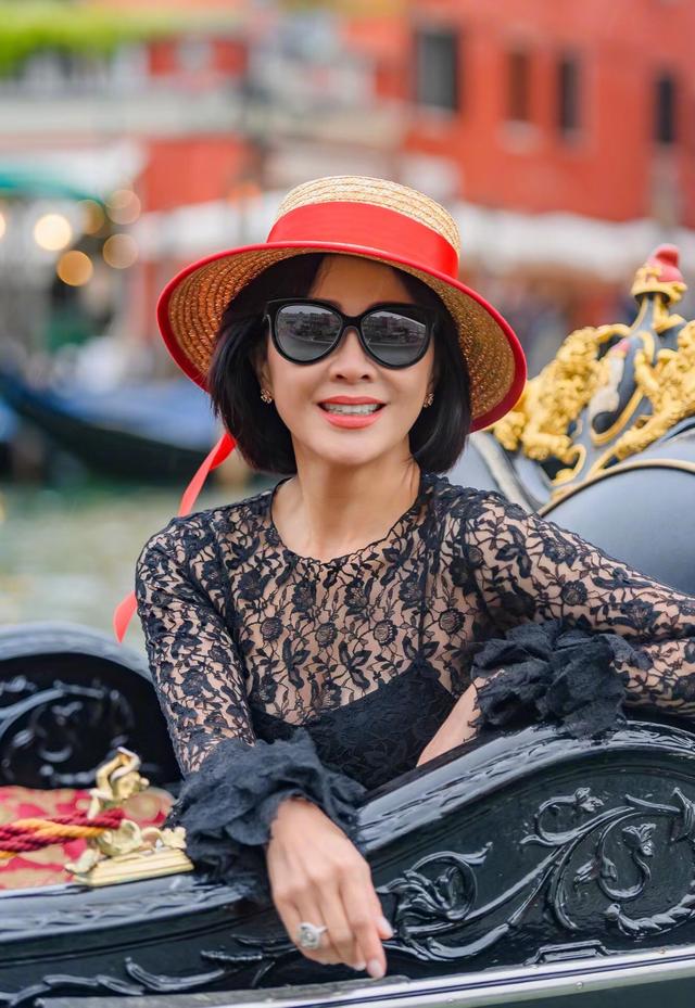 刘嘉玲威尼斯豪艇一日游,"半透"蕾丝秀身材,57岁真的很"辣"