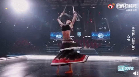 上期《舞蹈生》,一个名为白兔的舞蹈演员以夸张的长甲造型亮相初舞台