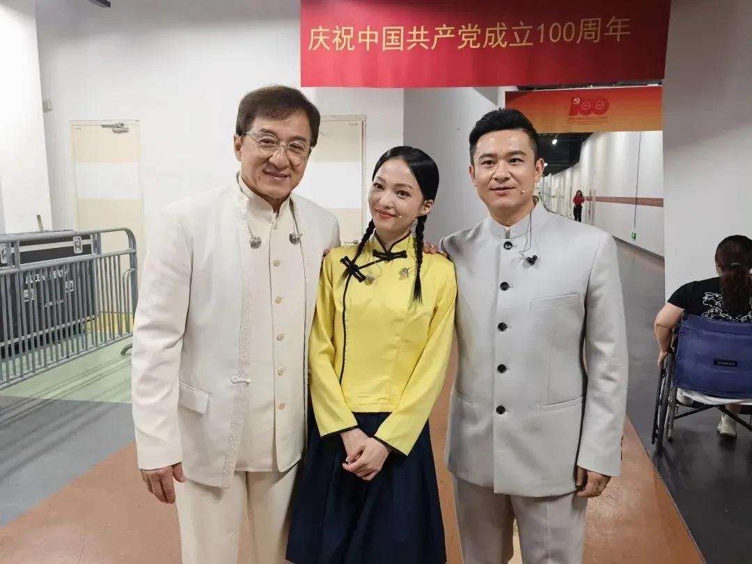 刘乃奇(右一)与成龙,张韶涵在后台合影