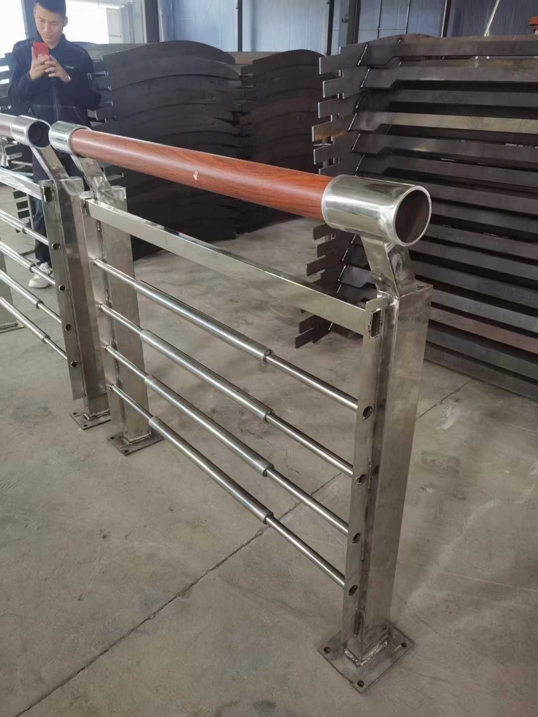 金属梁柱式桥梁护栏