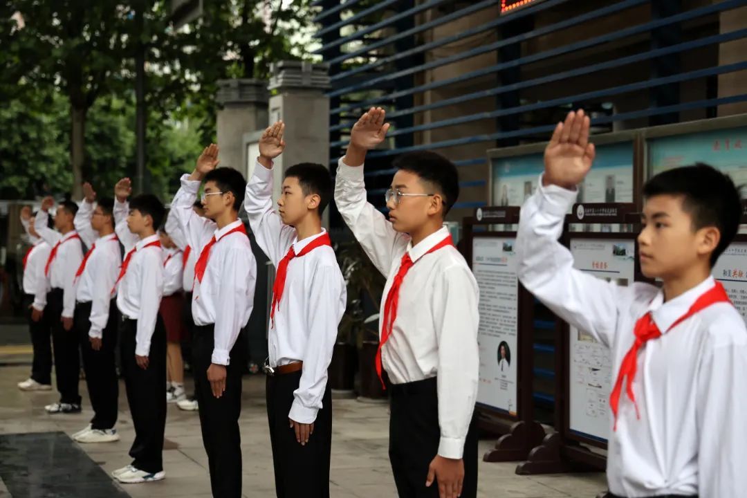 成都市第二十中学校花照校区挂牌仪式在花照校区操场举行