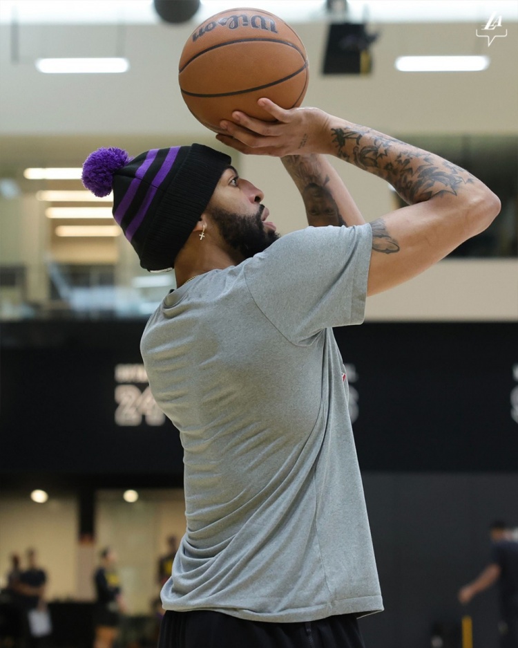主场备战g3!湖人官方晒训练照 詹姆斯表情严肃
