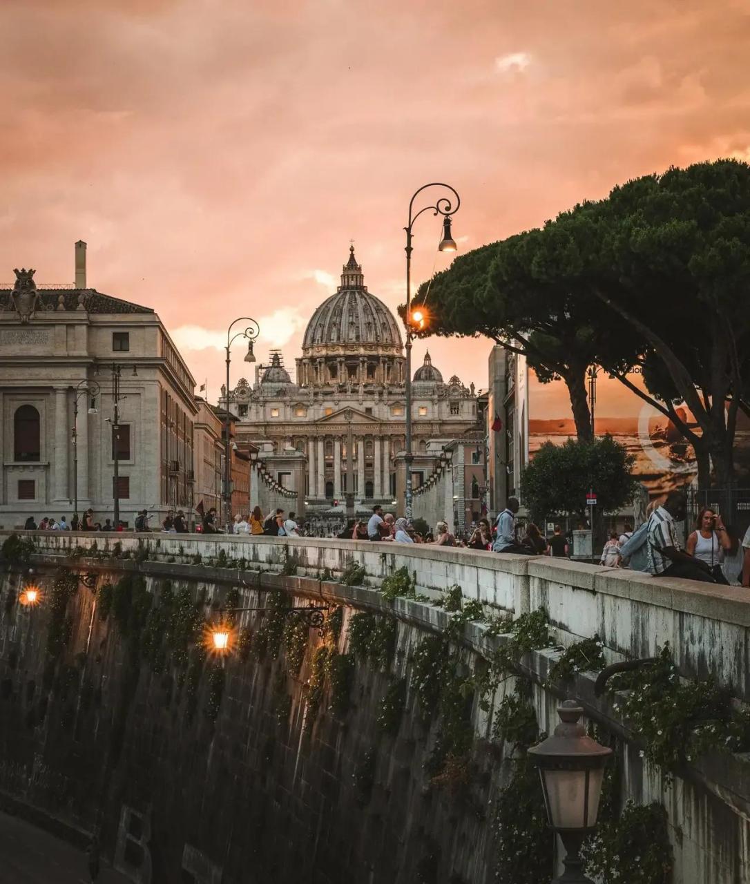 世界人口最少的十个国家 第一名:梵蒂冈 约800人 第二名:纽埃 约1600