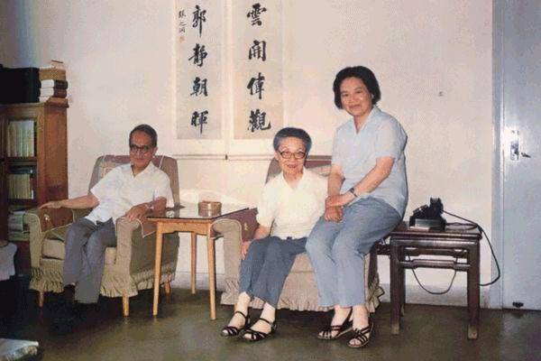 女儿被邻居扇耳光,妻子杨绛被推倒在地,钱钟书抄起木板就冲了上去