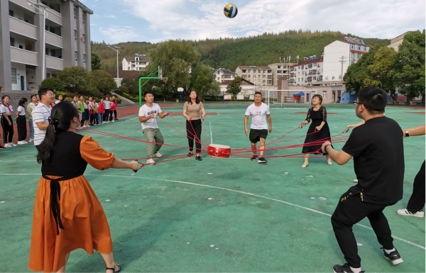 房县青峰镇青峰小学开展庆祝教师节活动