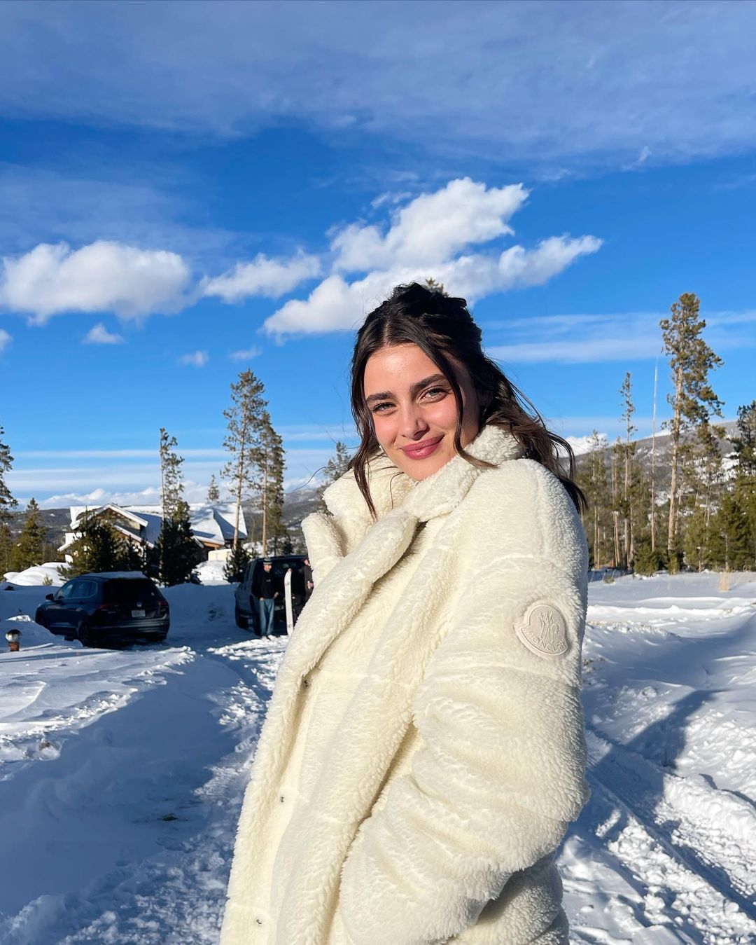 超模"小泰山"冬季泡温泉,素颜也难挡高颜值,穿泳装好惬意