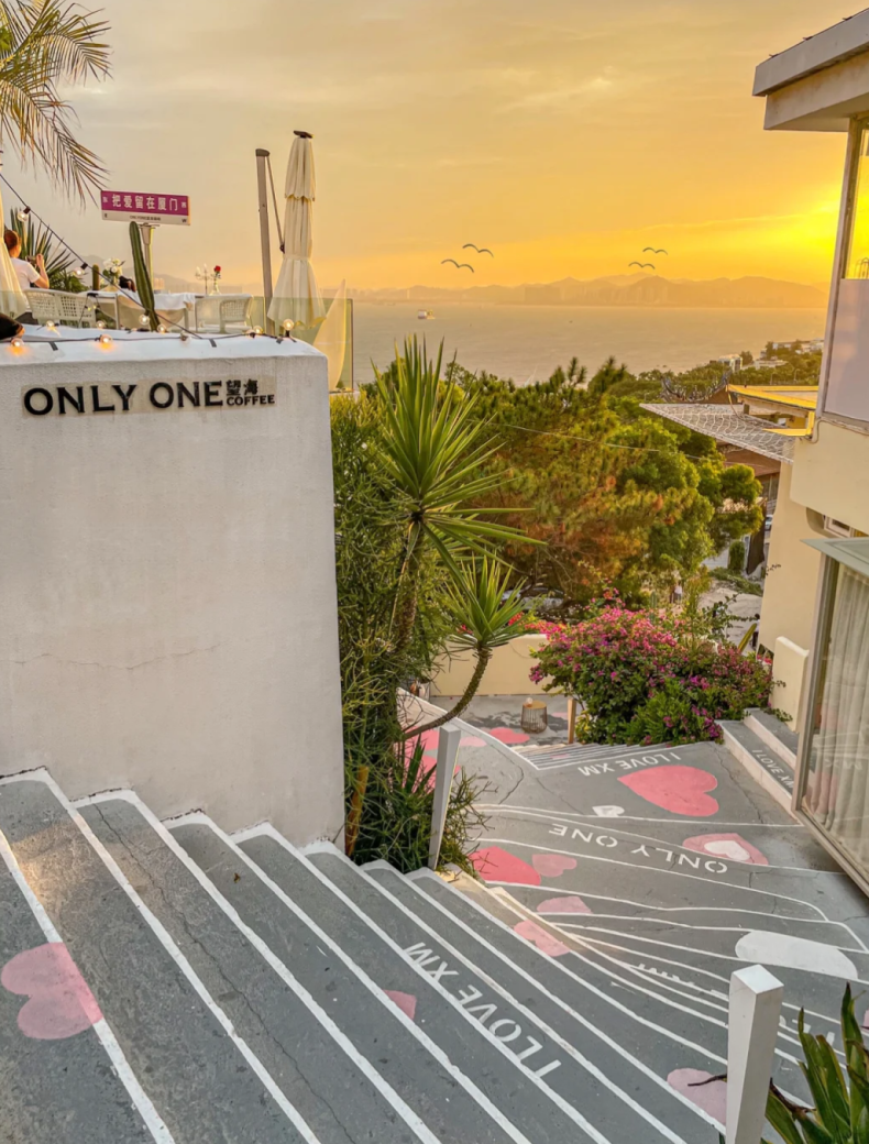 厦门这面墙上的拼音是不是标注错了?