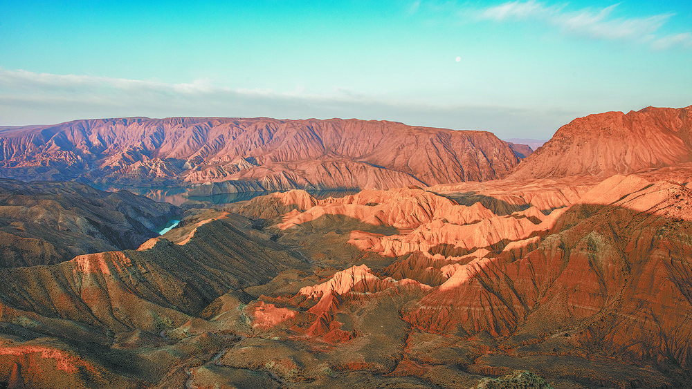 江河壮阔万物秀  绿水青山美共和