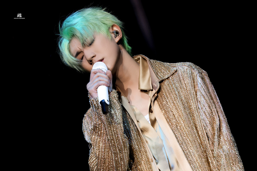王源演唱会染上绿色头发,造型太惊艳,网友:这是一场双向奔赴