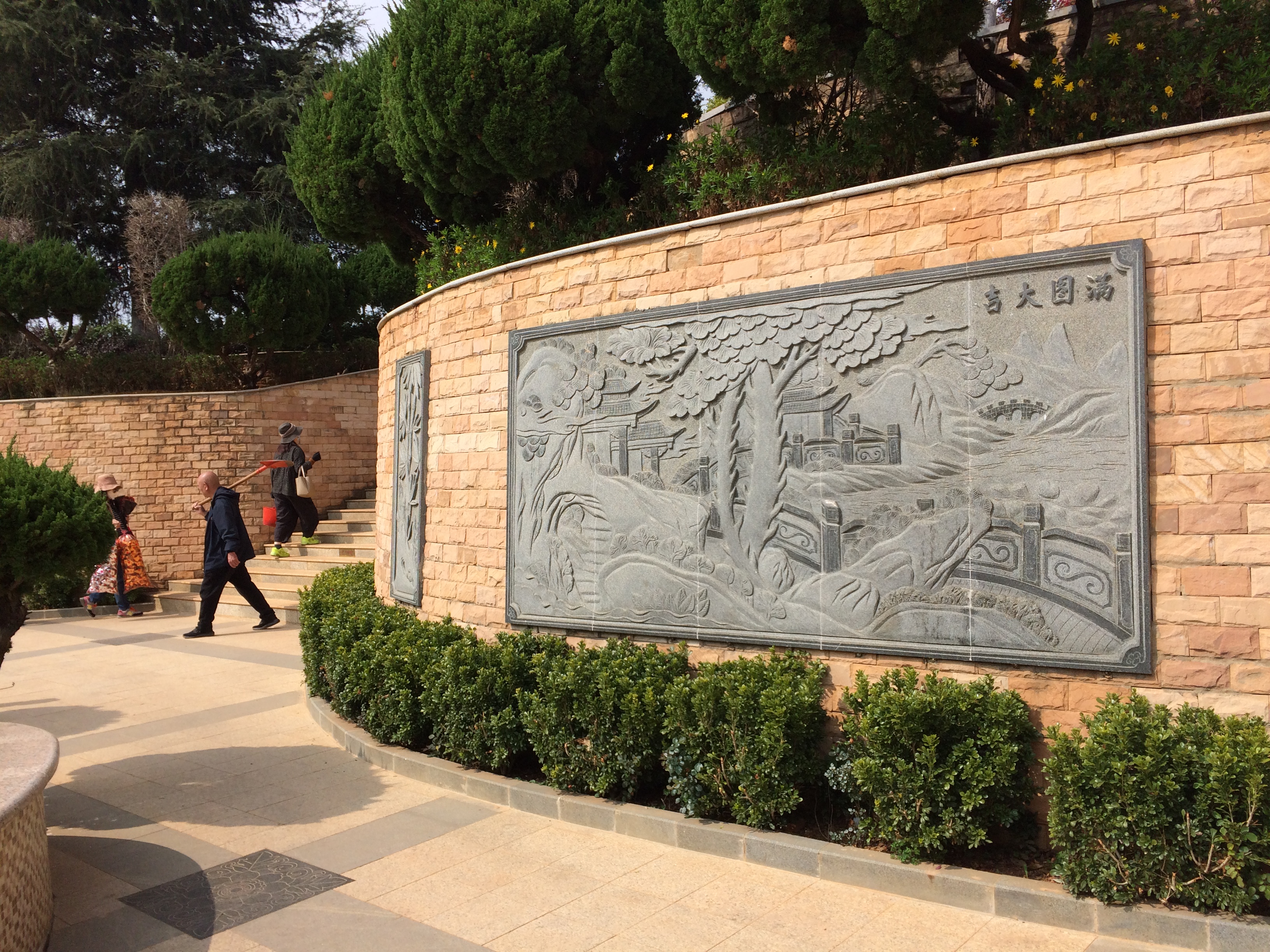 观音山公墓,为外婆下葬的一天,是提醒,是童年青春时代的告别