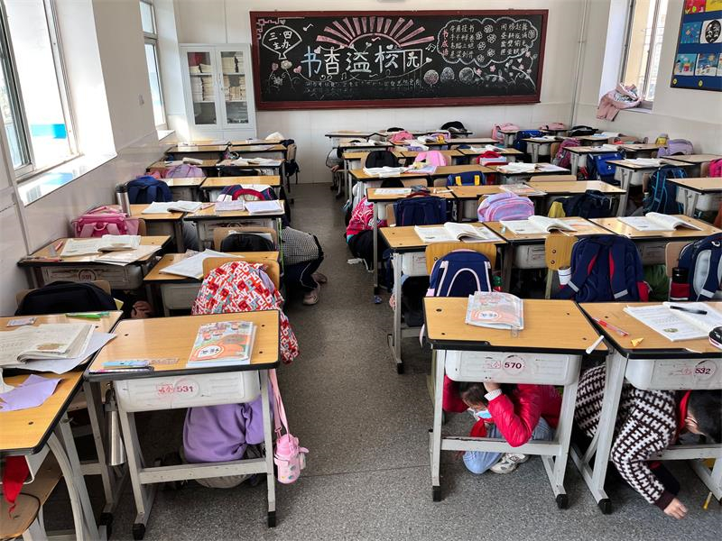 警钟长鸣烟台航天小学将防震减灾紧急疏散演练纳入常态安全训练