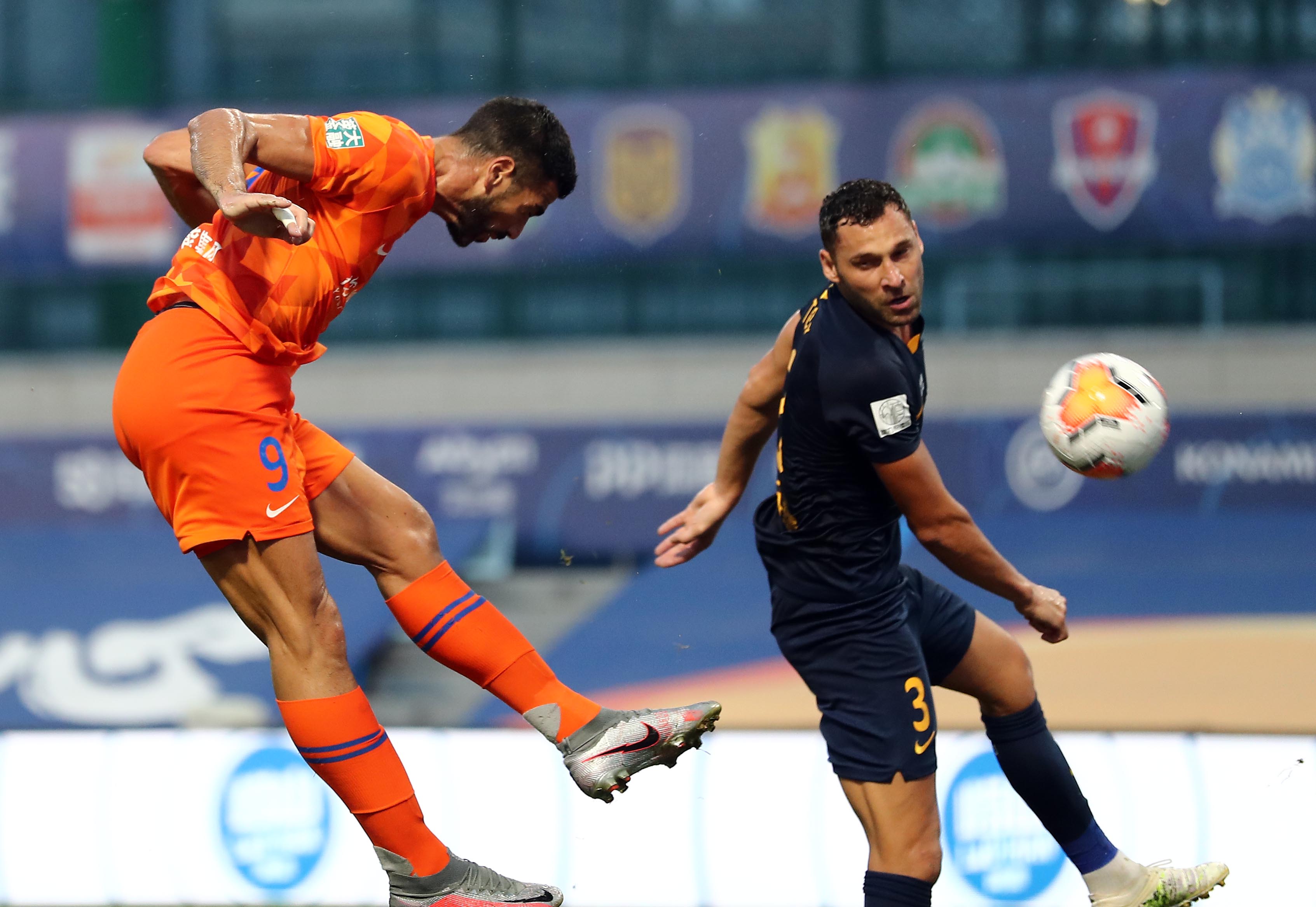 时事球是|七夕之夜,金敬道亲吻"足球情人"