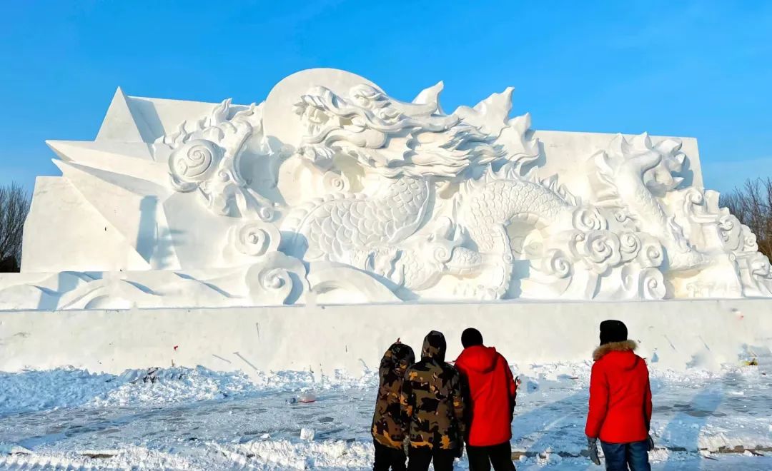 太阳岛道口大型迎宾雪雕龙腾盛世落成