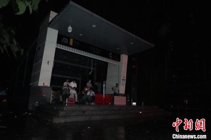 罕见暴雨致郑州地铁全线停运,12人死亡
