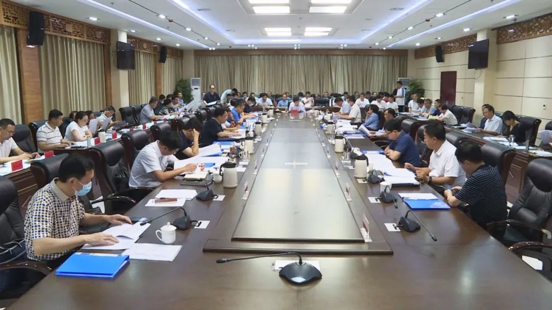 卢希望主持召开全面依法治市委员会第二次会议