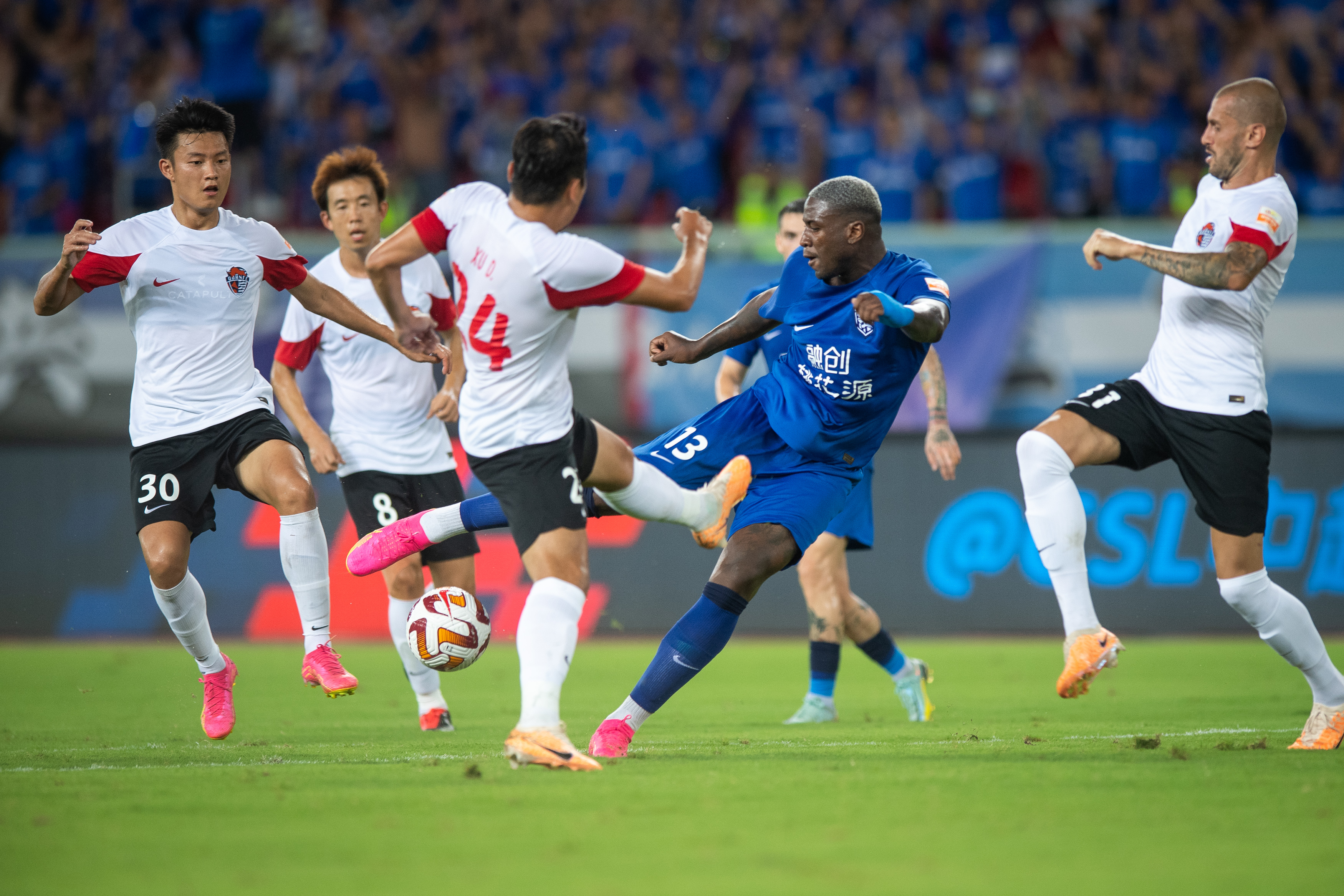 足球——中超:武汉三镇胜青岛海牛(2)