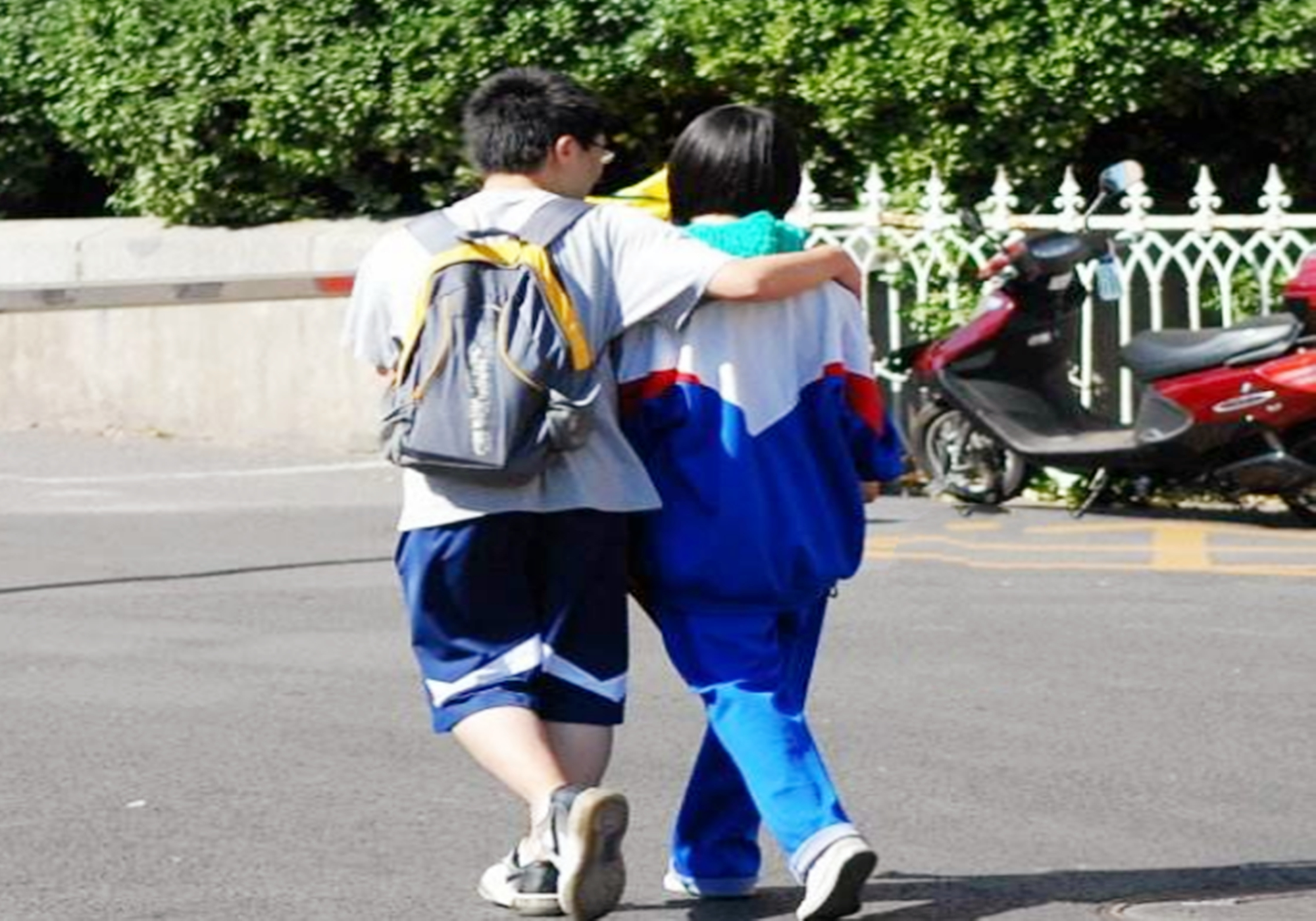 "早恋"的初中生,最喜欢买这几种"东西",老师早就一眼看穿