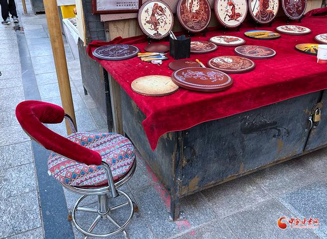 「2023重走中国西北角」雕刻能匠李瑞东:创作无"淡季" 刀刀是沉淀