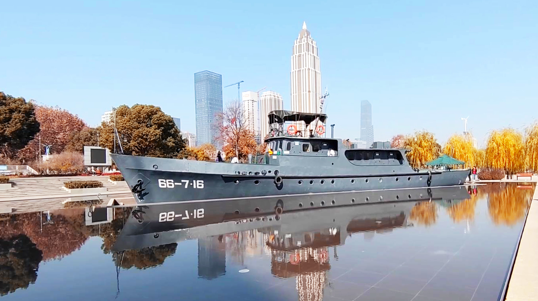 武汉汉口江滩有艘舰艇,陆地上建专属展示区,背后历史故事感染人