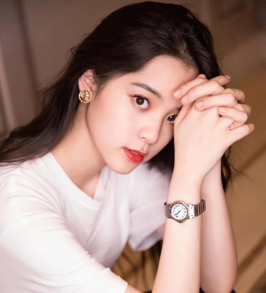 娱乐圈女星齐翻车,吴昕营销"柳叶腰",欧阳娜娜猫咪纹浮夸!