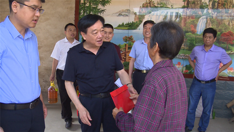 东营广饶:李道明走访慰问新中国成立前入党老党员和生活困难党员