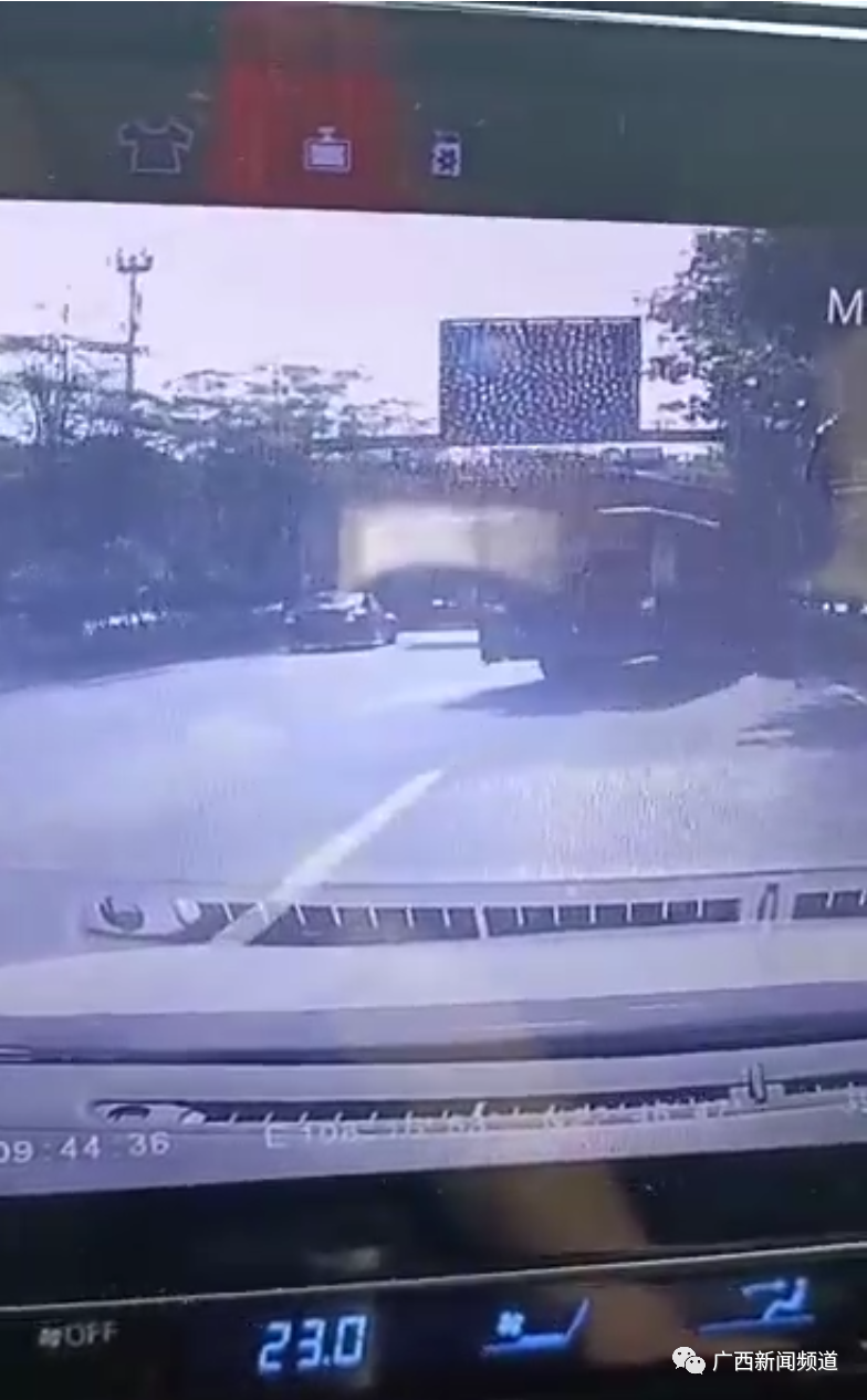 南宁白沙大道一辆吊车失控撞倒交通信息龙门架,致交通临时中断