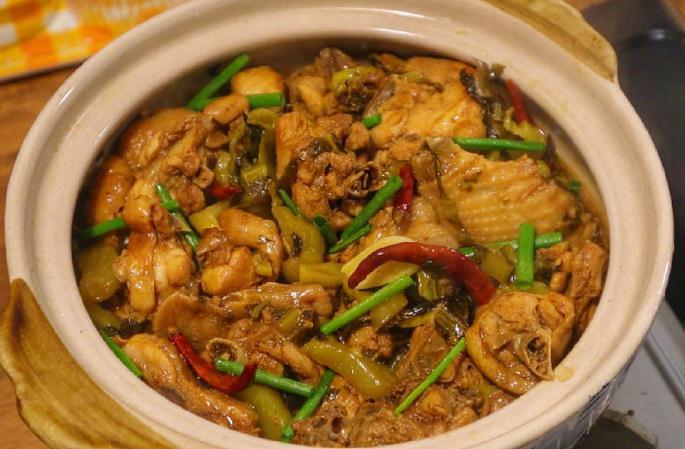 教你做一道家常菜,酸菜鸡煲,鸡肉嫩滑,酸辣入味,下饭又下酒