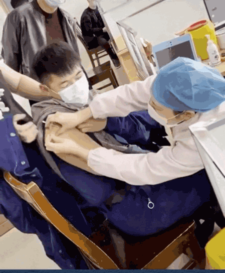 打针面前,人人平等. 就算是消防战士,也可能不怕千金,就怕寸铁.