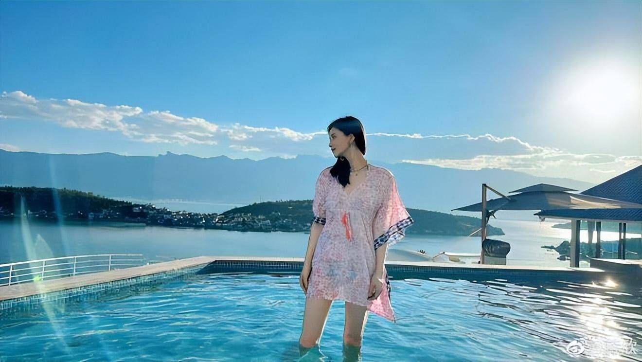 40岁蒋欣近照瘦成纸片人筷子腿吸睛牛仔短裤穿搭显年轻