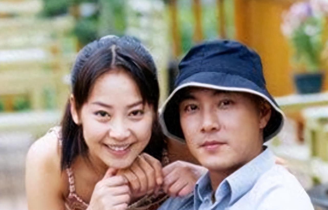 张卫健张茜分离515天终于团聚,相拥秀恩爱贴脸合影打破离婚传闻